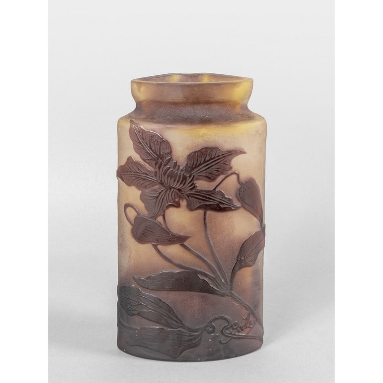 Vaso Gallè in vetro inciso all'acido a motivi: Vaso Gallè in vetro inciso all'acido a motivi floreali nei toni del viola, sec.XX h.cm.18