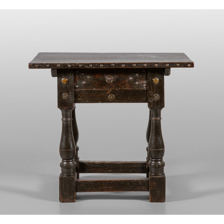 Tavolino bolognese in legno con borchie e gambe a: Tavolino bolognese in legno con borchie e gambe a bottiglia cm. 78x50 h. 68