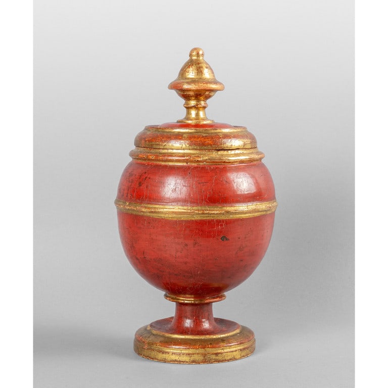 Scatola rotonda in legno laccato rosso con figura: Scatola rotonda in legno laccato rosso con figura di vescovo in policromia, sec.XVIII h.cm.24
