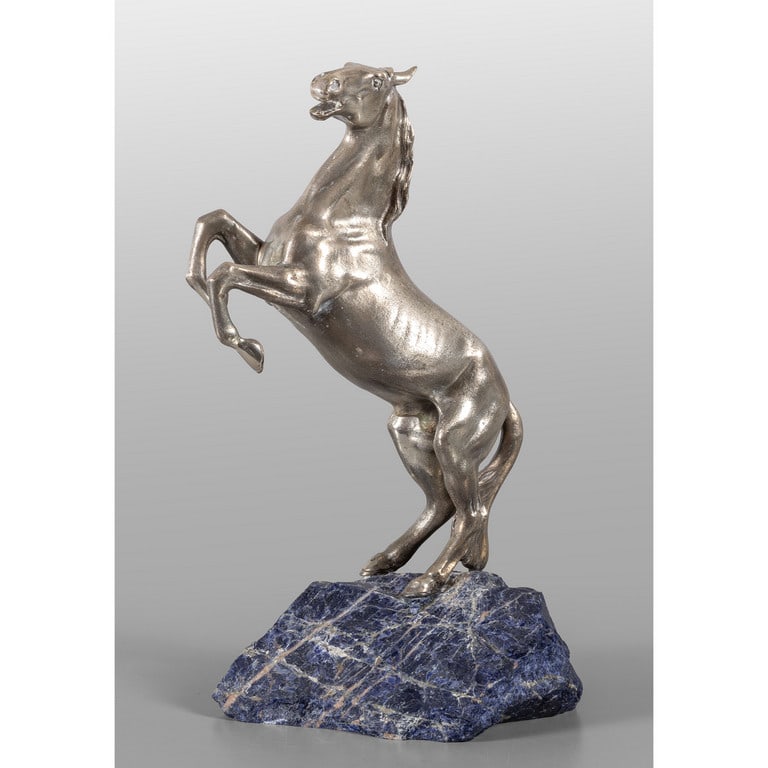 Cavallo rampante, grande scultura in argento: Cavallo rampante, grande scultura in argento montata su base in lapislazzulo, argentiere Natoli Genova h. tot cm.40, peso totale gr.5700, peso argento stimato gr.1500