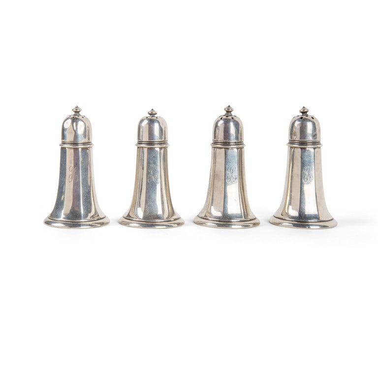 GORHAM - Lotto composto da due coppie di porta: GORHAM - Lotto composto da due coppie di porta sale e pepe in argento alto titolo, numerati e punzonati. Misure 10 x 5 cm cad. Peso 193 g.
