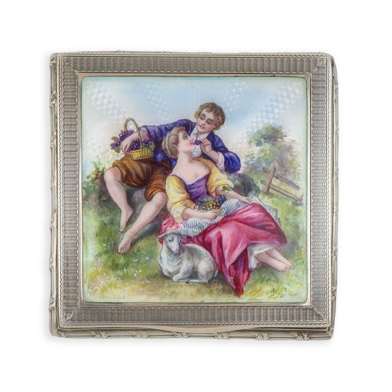 Fine tabacchiera in argento, decorata con: Fine tabacchiera in argento, decorata con miniatura raffigurante due amanti in smalto a guillochè, il decoro soleil realizzato a incisione illumina lo smalto grazie alla sua trasparenza, la strut