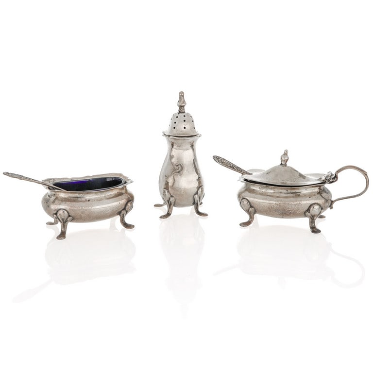 Set inglese composto da salino, pepiera e: Set inglese composto da salino, pepiera e zuccheriera in argento timbrato OLDFIELD LTD LIVERPOOL. Con scatola Peso 100,25 g.(netto senza vetri)