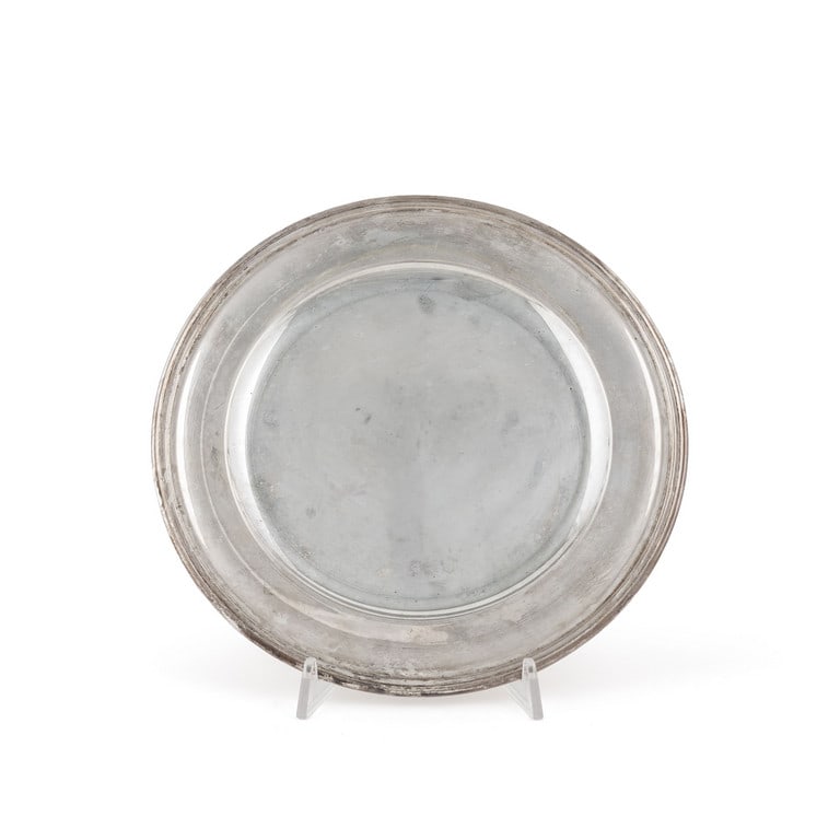 Piatto piano tondo liscio in argento. Diametro: Piatto piano tondo liscio in argento. Diametro 27,5 cm. Peso 407 g.