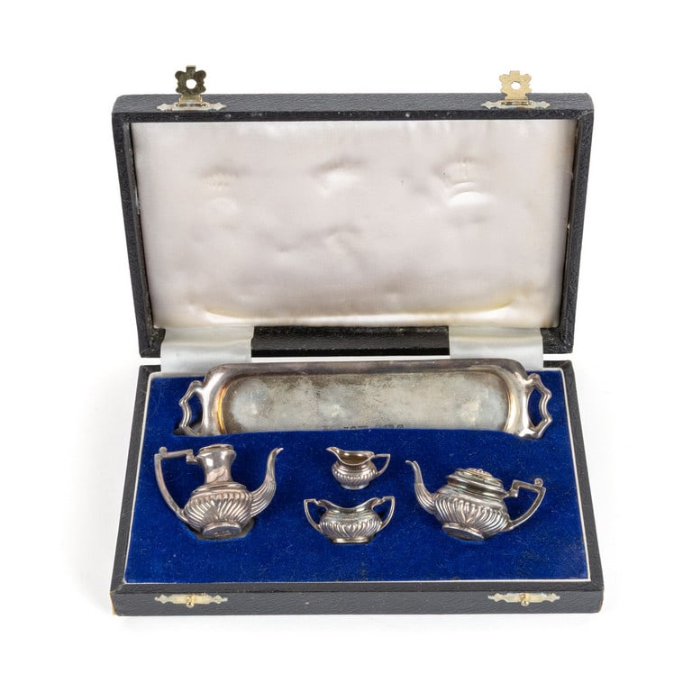 Set di 4 pezzi in argento di minuscole: Set di 4 pezzi in argento di minuscole dimensioni, probabilmente da collezione, di produzione inglese, astuccio originale. Peso 39 g.