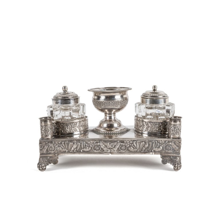 Calamaio in argento con doppio flacone in vetro: Calamaio in argento con doppio flacone in vetro intagliato e lobato. Struttura sbalzata e incisa. Italia, Regno di Sardegna. Dimensioni 17.5 x 8,5 cm. Peso 289 g.