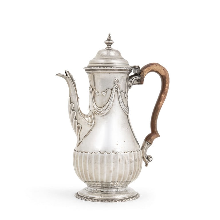 Charles Stewart Harris, Teiera inglese in argento: Charles Stewart Harris, Teiera inglese in argento sterling 925. Londra 1896. Dimensioni 23 x 15 cm circa. Peso 457,5 g.