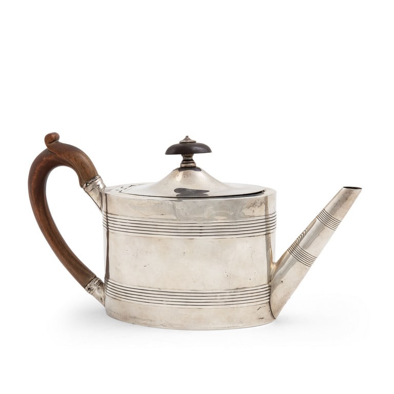 Teiera inglese Giorgio III in argento sterling: Teiera inglese Giorgio III in argento sterling 925. Manico in legno. Dimensione 27 x 14 x 9 cm. Peso 408 g.