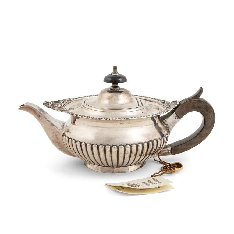 ATKIN & Lockwood, Sheffield 1907 teiera in: ATKIN & Lockwood, Sheffield 1907 teiera in argento sterling 925 Peso 389 g.