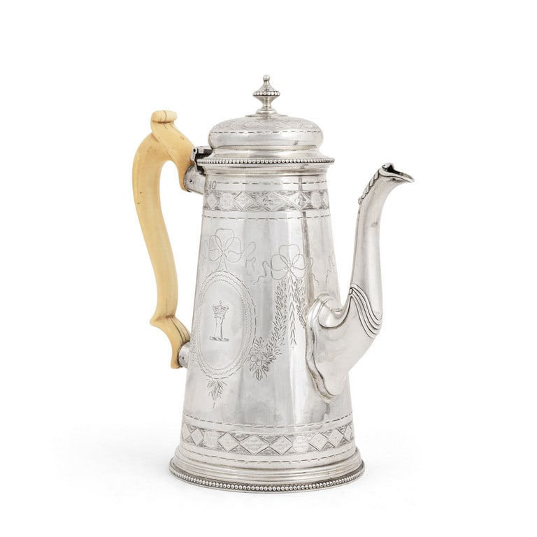 Caffettiera inglese 1876 in argento sterling 925,: Caffettiera inglese 1876 in argento sterling 925, Dimensioni 23 cm x 11 cm. Peso 742,5 g.