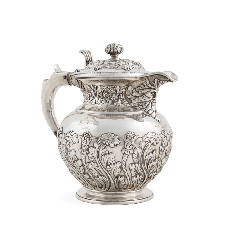 Grande boccale inglese con coperchio: Grande boccale inglese con coperchio incernierato, in argento sterling 925. Edimburgo 1822. Dimensioni 24 x 24 x 18 cm. Peso 1315 g.
