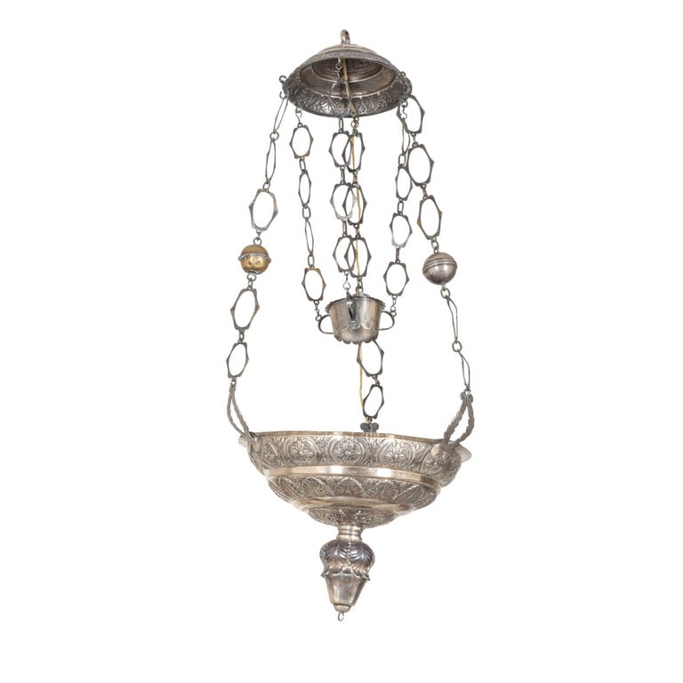 Lampada votiva pensile del Santissimo Sacramento: Lampada votiva pensile del Santissimo Sacramento in argento. Genova, XVIII secolo. Punzoni della Torretta Modanata a baccellature e palmette radiali, tre catene a tiranti formate da maglie polilobate 