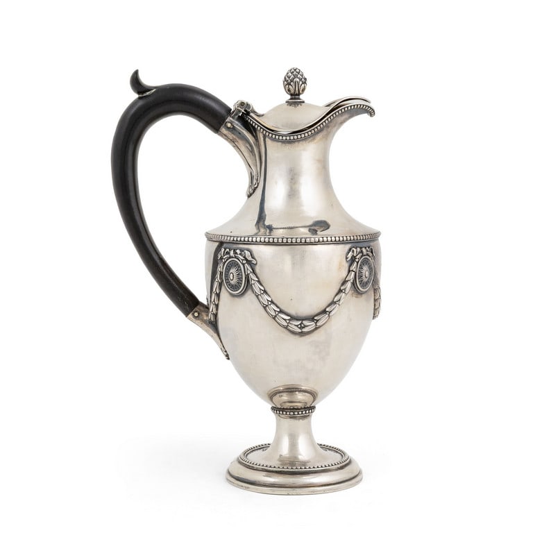 Cioccolatiera inglese in argento sterling: Cioccolatiera inglese in argento sterling 925 Londra 1774. Dimensioni 28 x 13 cm. Peso 838 g.