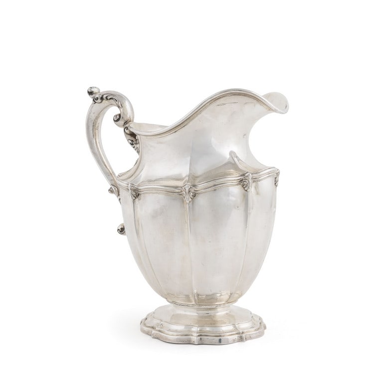 J.E. Caldwell & Co. Grande caraffa in argento: J.E. Caldwell & Co. Grande caraffa in argento sterling 925. America Philadelphia Dimensioni 24 x 25 cm circa Peso 1102 g.