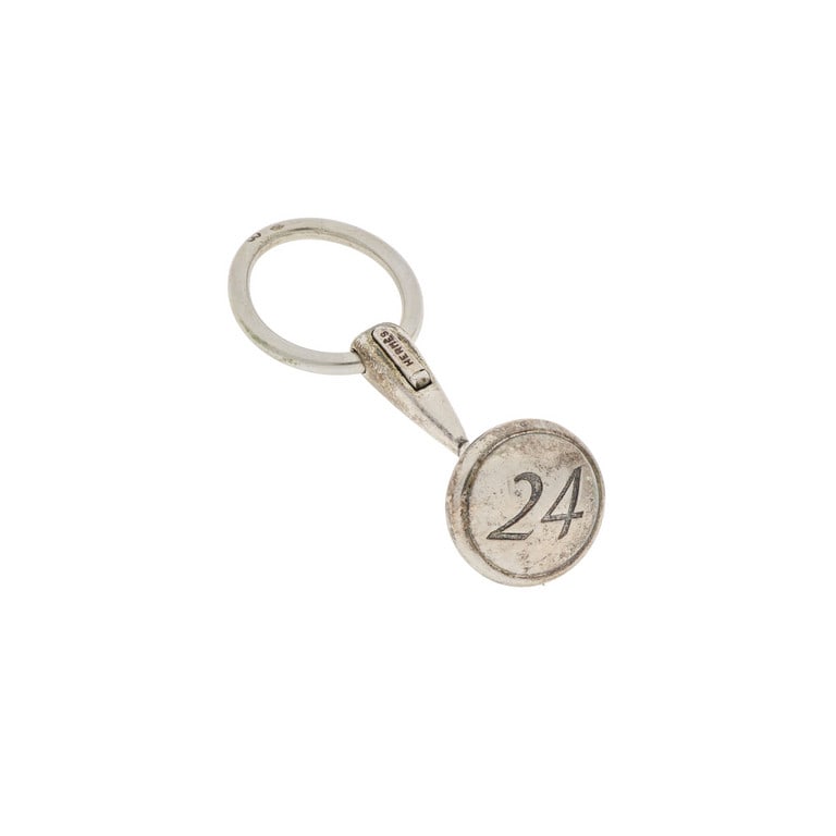 HERMES - Portachiavi in argento massiccio, nel: HERMES - Portachiavi in argento massiccio, nel pendente inciso il n. 24. Astuccio originale, dimensioni 7 x 2,5 cm. Peso 28,14 g.