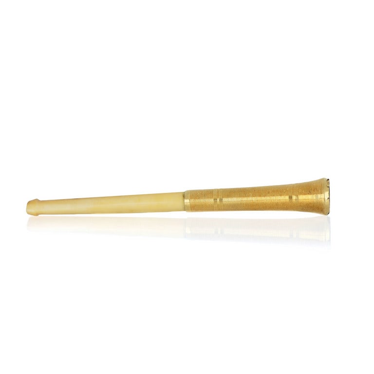Bocchino in osso e lamina in oro giallo. Peso: Bocchino in osso e lamina in oro giallo. Peso 7,00 g.