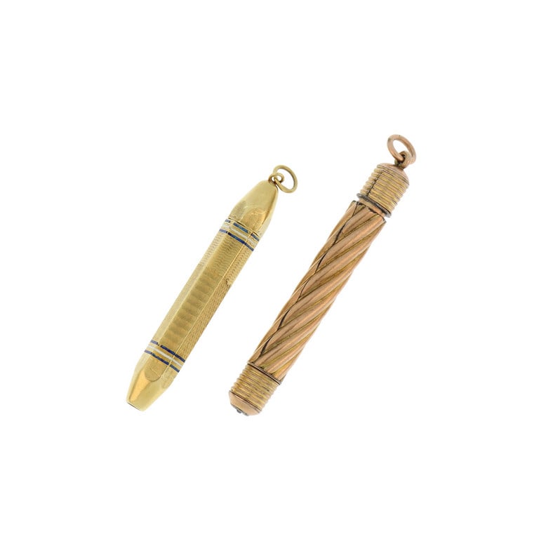 Lotto composto da due antiche matite retrattili: Lotto composto da due antiche matite retrattili in oro rosso laminato e oro giallo con smalti rispettivamente. Peso 19,16 g.