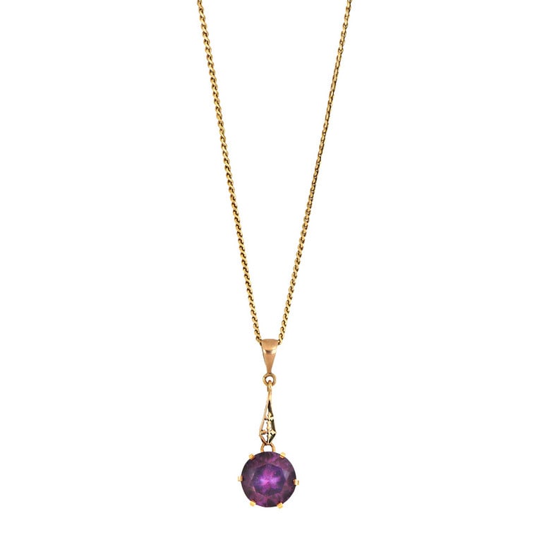 Catenina in oro rosso con ciondolo pendente con: Catenina in oro rosso con ciondolo pendente con ametista di forma rotonda taglio misto. Peso 8.30 g.
