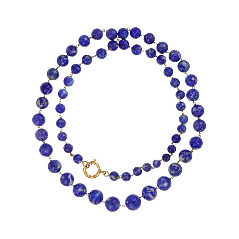 Collana di sfere di pietra dura (Lapis?) a: Collana di sfere di pietra dura (Lapis?) a scalare con chiusura in oro giallo. Lunghezza 70 cm. Peso 61,60 g.