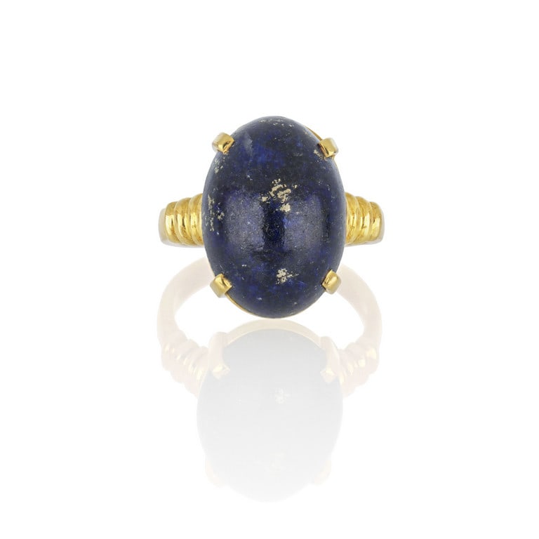 Anello in oro giallo con grande lapislazuli di: Anello in oro giallo con grande lapislazuli di forma ovale, misura n. 11. Peso 7,96 g.