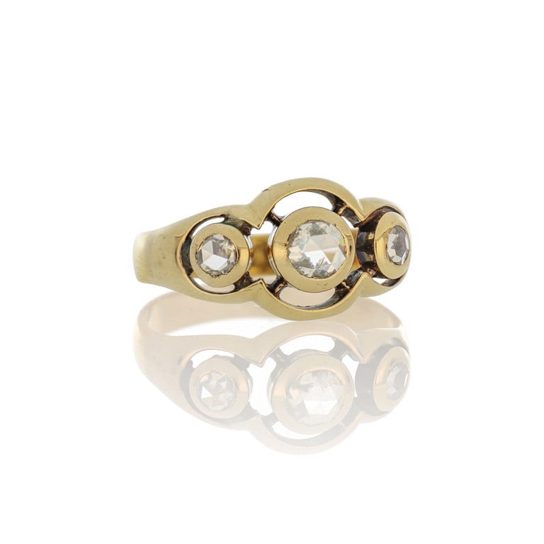 Anello a "Trilogy" in oro giallo, al centro 3: Anello a "Trilogy" in oro giallo, al centro 3 diamanti taglio rosa rotondi decorano questa antica manifattura. Misura n. 29. Peso 6,50 g.