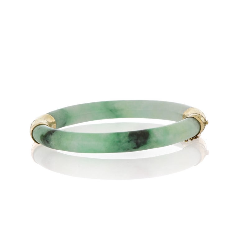 Bangle rigido in giada con giunzione e chiusura: Bangle rigido in giada con giunzione e chiusura in oro giallo. Dimensioni 70 mm di diametro. Peso 34.08 g.