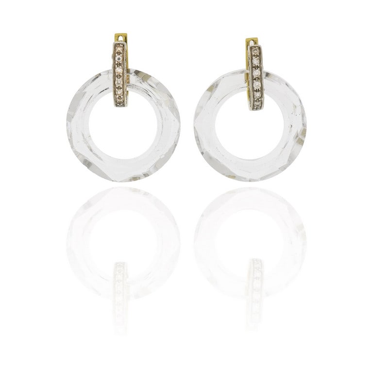 Orecchini ad anella in vetro sfaccettato e: Orecchini ad anella in vetro sfaccettato e chiusura all'orecchio in oro giallo e diamanti. Difetti e rotture. Peso 21,25 g. (5,32 g. le sole boccole in oro)