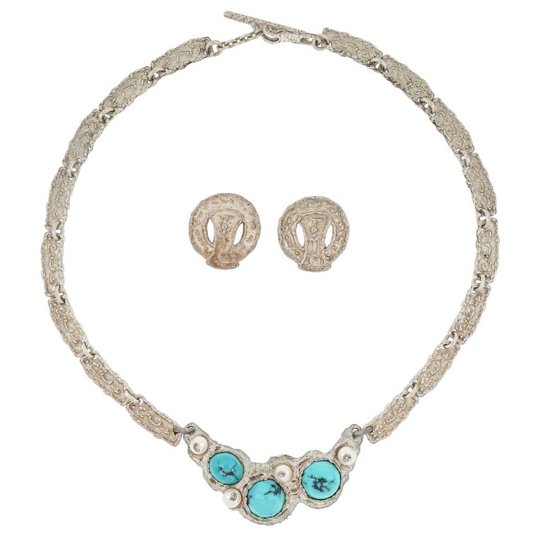 SFORZA - Girocollo in argento e coppia di: SFORZA - Girocollo in argento e coppia di orecchini, decorato con turchesi e perle, nella lavorazione cara alla firma genovese. Lunghezza 42 cm. Peso 60,02 g.
