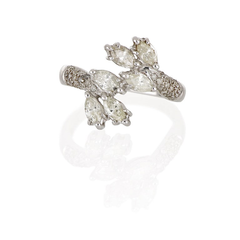 Anello in oro bianco con ramage a contrariè di: Anello in oro bianco con ramage a contrariè di navette di diamanti per stimati 1,50 ct. Misura 13. Peso 4,43 g.