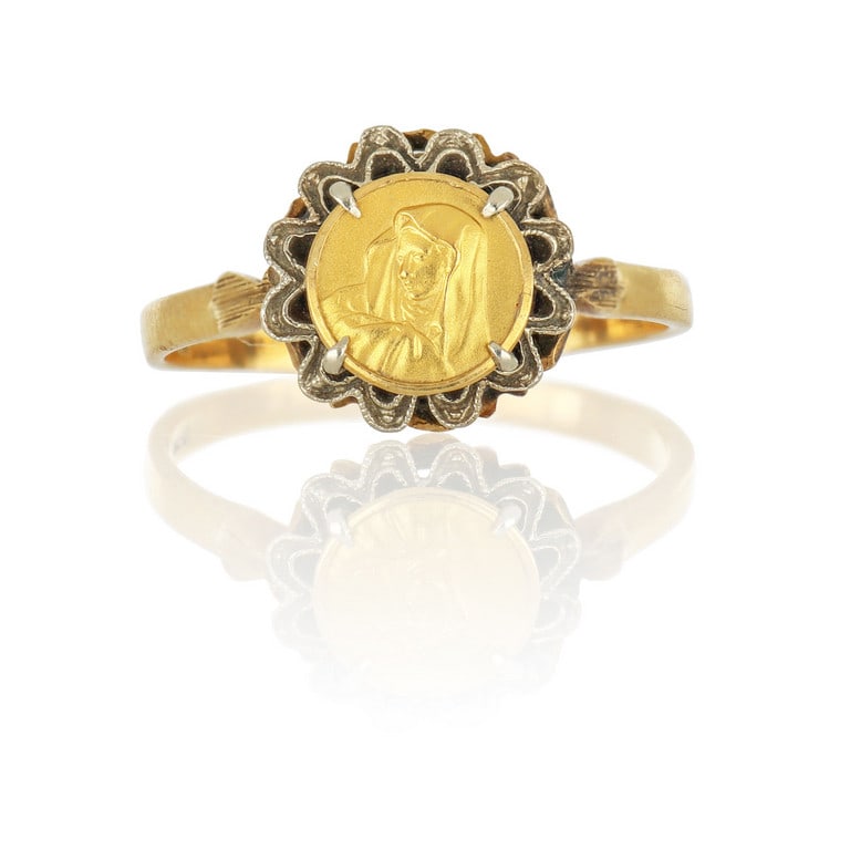 Anello in oro giallo e bianco con medaglietta: Anello in oro giallo e bianco con medaglietta raffigurante Madonnina in preghiera. Misura n. 12. Peso 3,55 g.