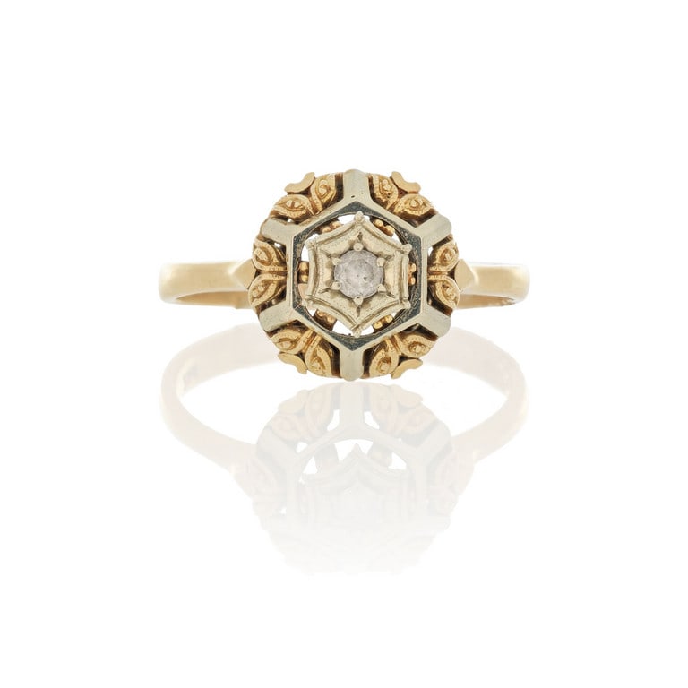 Anello in oro giallo e bianco, con piccola pietra: Anello in oro giallo e bianco, con piccola pietra centrale a imitazione di diamante. Misura n. 14. Peso 4,20 g.