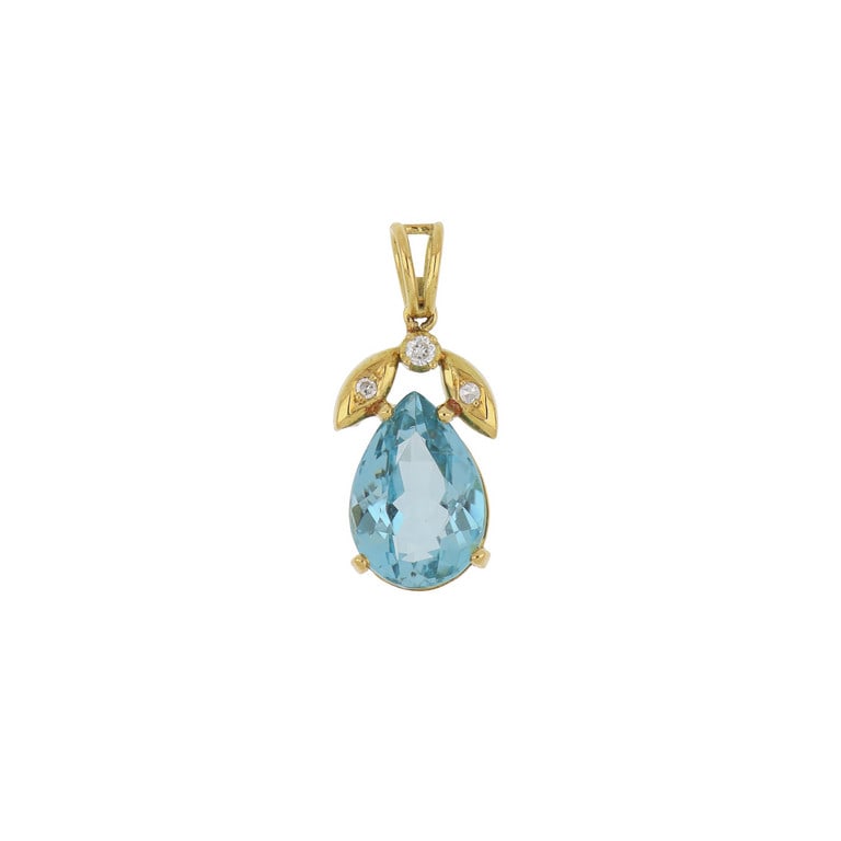 Ciondolo in oro giallo, una goccia di topazio: Ciondolo in oro giallo, una goccia di topazio azzurro pende sorretta da 3 piccoli diamanti incassati a fogliette. Dimensioni 2,5 x 1 cm. Peso 4,07 g.
