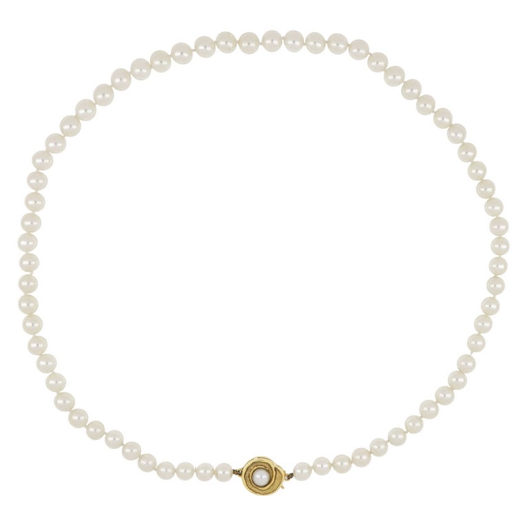 Girocollo di perle giapponesi coltivate, 5,86 mm: Girocollo di perle giapponesi coltivate, 5,86 mm di diametro, la chiusura a chiocciola in oro giallo è decorata con una mezza perla centrale. Lunghezza 44 cm. Peso 27,36 g.