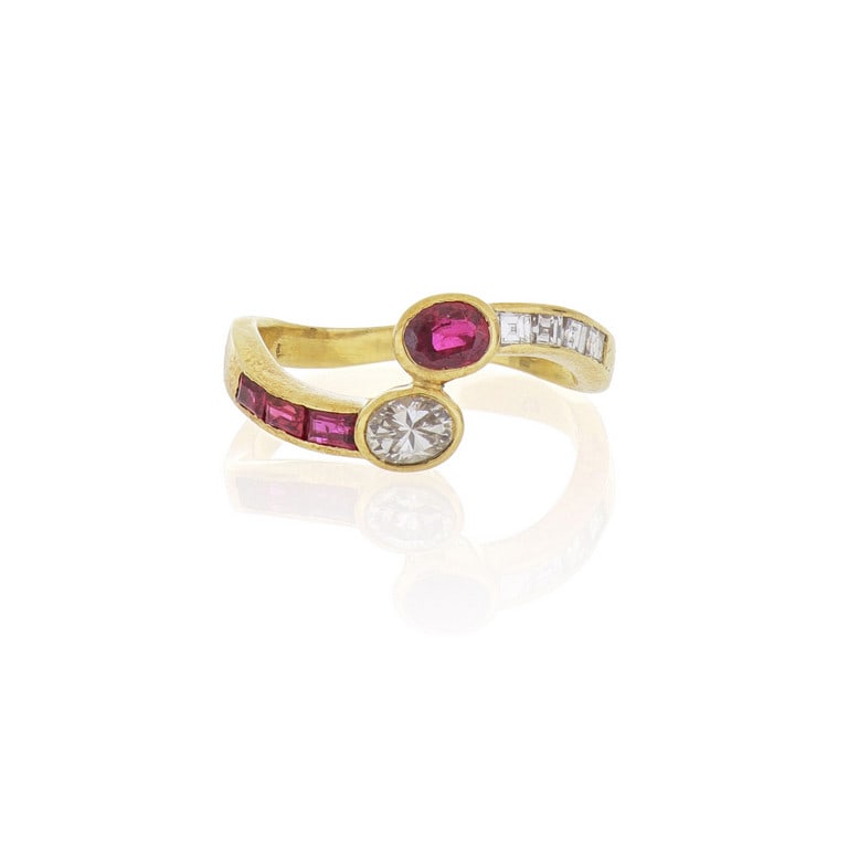 Anello in oro giallo a contrariè con diamanti e: Anello in oro giallo a contrariè con diamanti e rubini . Misura 15. Peso 4,14 g.