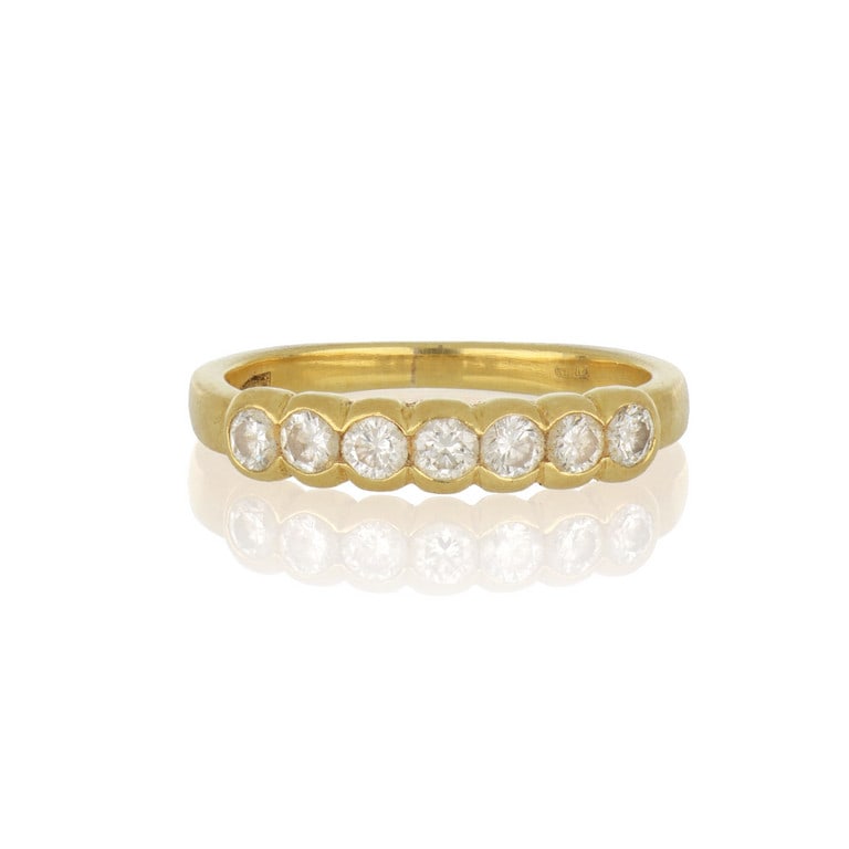 Anello a riviere in oro giallo a 7 diamanti per: Anello a riviere in oro giallo a 7 diamanti per stimati 0,35 ct. complessivi. Misura 14. Peso 3,52 g.