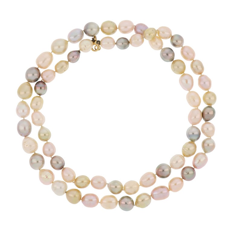 Lunga collana estiva di perle coltivate: Lunga collana estiva di perle coltivate multicolor. Chiusa da una fermezza in oro giallo, lunga 80 cm. Peso 138,0 g.