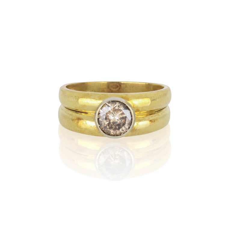 Anello a solitario in oro giallo, al centro: Anello a solitario in oro giallo, al centro diamante fancy taglio brillante di ct. 1,10 ca., colore brown e purezza I1. Misura n. 18. Peso 6,09 g.