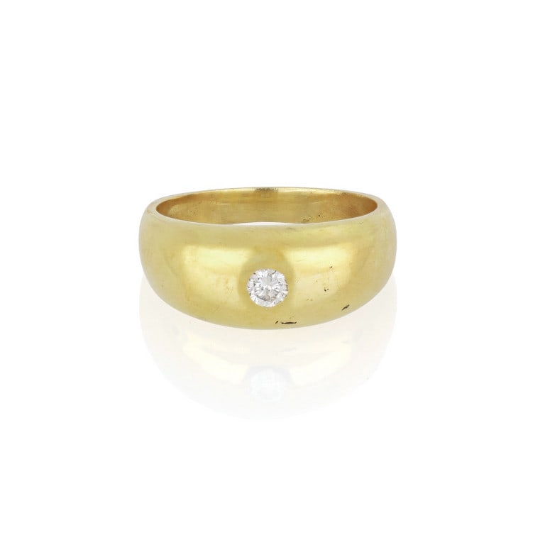 Anello solitario a fascia bombata, realizzata in: Anello solitario a fascia bombata, realizzata in oro giallo lucido, al centro un diamante taglio brillante di ct. 0,20 ca. Misura n. 12. Peso 6,17 g.