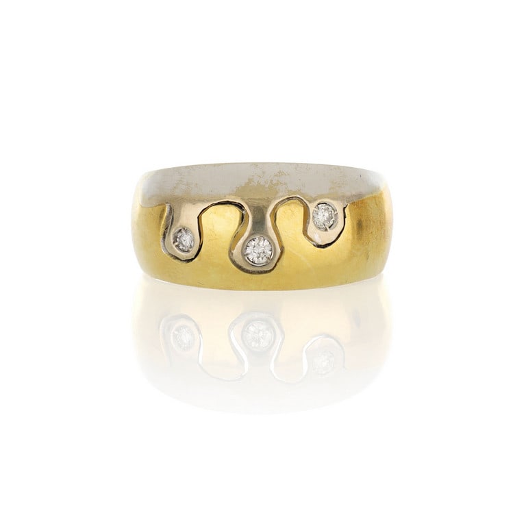 Anello in oro giallo e bianco a fascetta bombata,: Anello in oro giallo e bianco a fascetta bombata, impreziosito da 3 piccoli diamanti taglio brillante per ct. 0,10 ca. Misura n. 19. Peso 7,55 g.