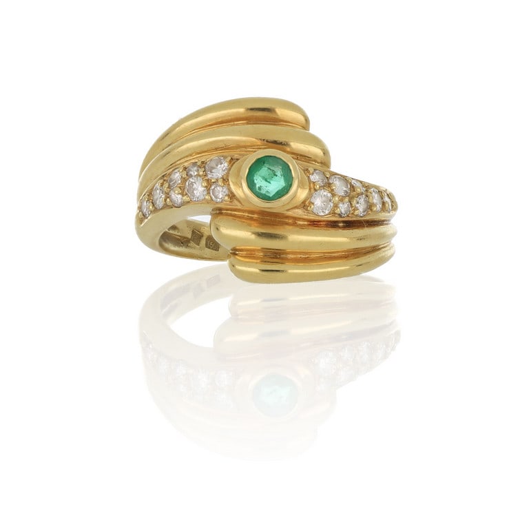 Anello fantasia in oro giallo, due palme lucide: Anello fantasia in oro giallo, due palme lucide abbracciano una parte centrale decorata con uno smeraldino ovale e piccoli diamanti. Misura n. 12. Peso 5,74 g.