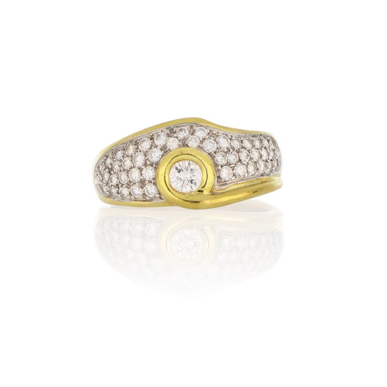 SALVINI - Fantasioso anello in oro giallo e: SALVINI - Fantasioso anello in oro giallo e bianco con diamanti taglio brillante a pavè, ct. 0,40 ca., uno più grande al centro ct. 0,20 ca. Misura n. 9. Peso 5,99 g.