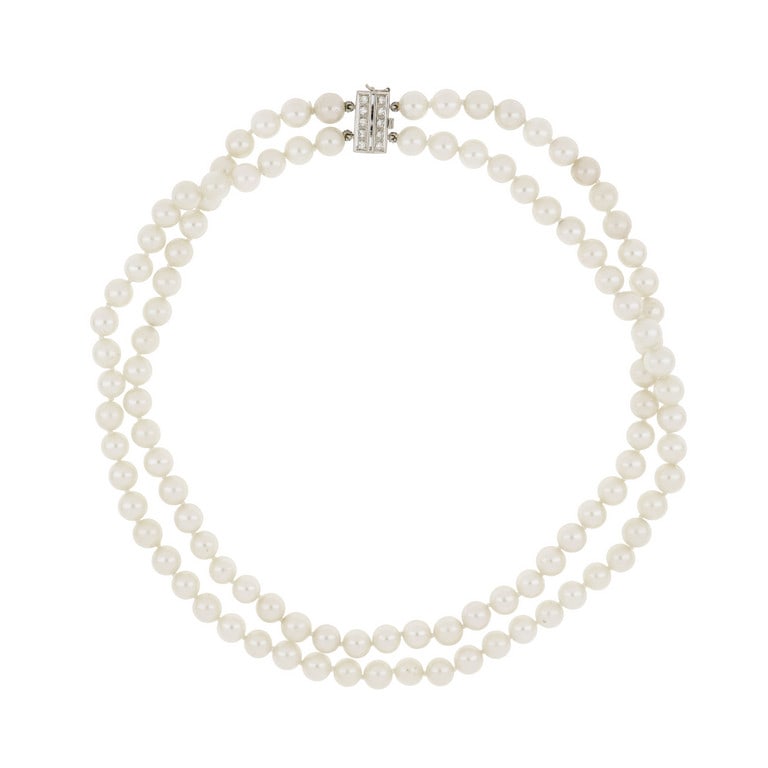 Collana a un filo di perle giapponesi, 7/7,5 mm: Collana a un filo di perle giapponesi, 7/7,5 mm di diametro, chiusa da una fermezza in oro bianco rettangolare impreziosita da 10 piccoli diamanti taglio 8/8. Lunghezza 40 cm. Peso 59,17 g.