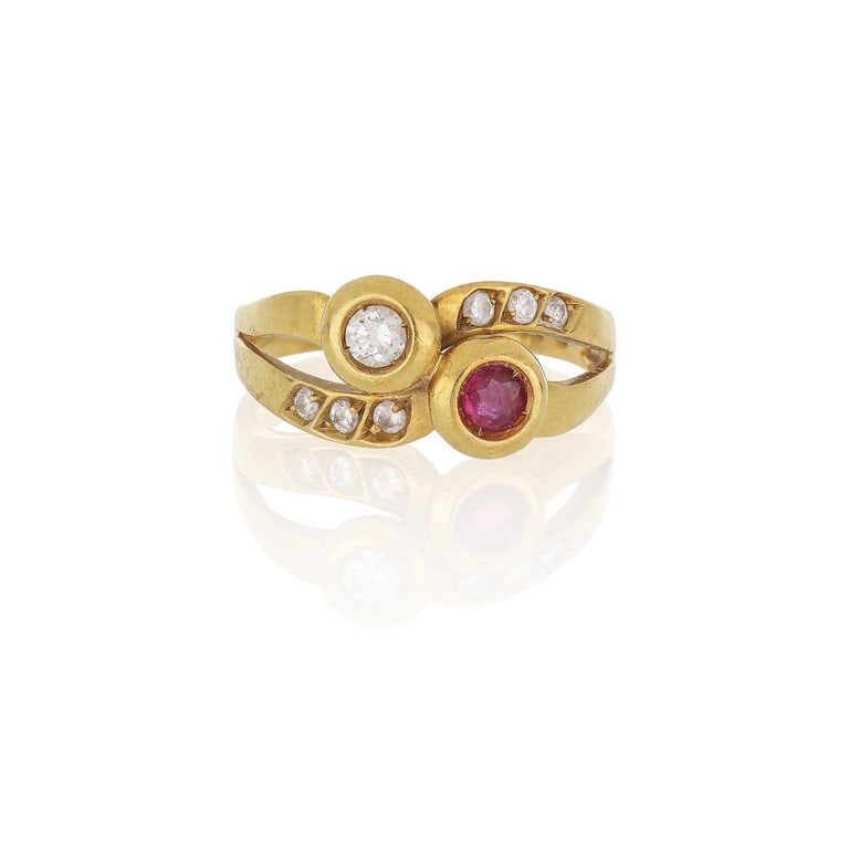 Anello in oro giallo a contrariè, un piccolo: Anello in oro giallo a contrariè, un piccolo rubino rotondo si fronteggia a un uguale diamante taglio brillante, piccoli altri sul gambo. Misura n. 11. Peso 6,76 g.