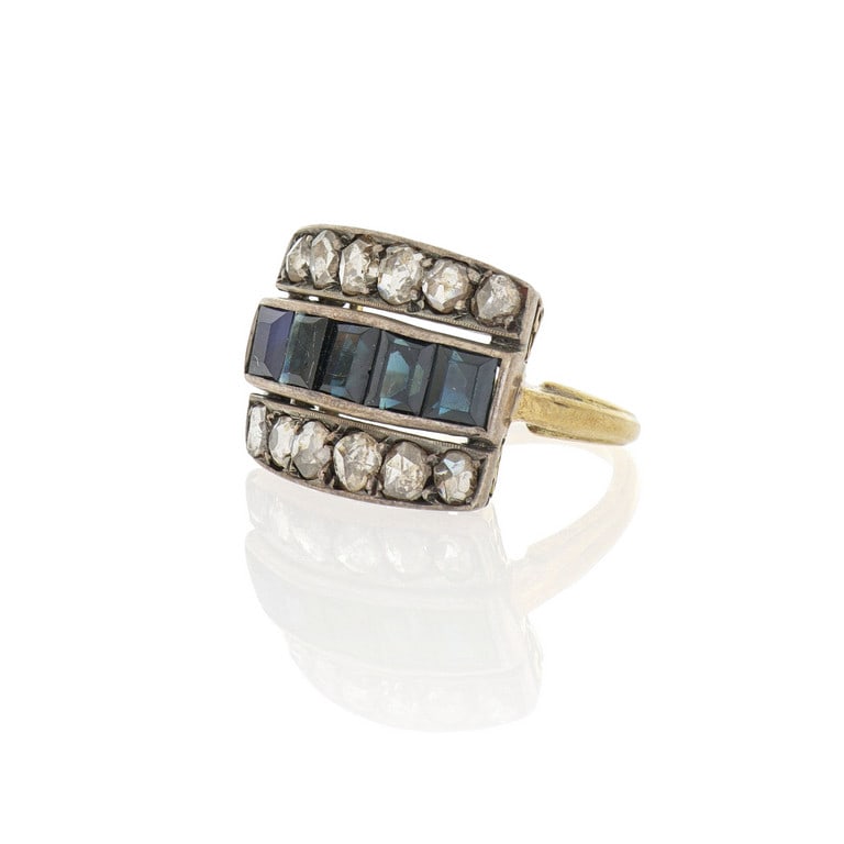 Anello d'epoca in oro e argento con rivière: Anello d'epoca in oro e argento con rivière centrale di zaffiri taglio baguette e diamanti di taglio a rosa sui due binari laterali. Misura 9. Peso 6,15 g.