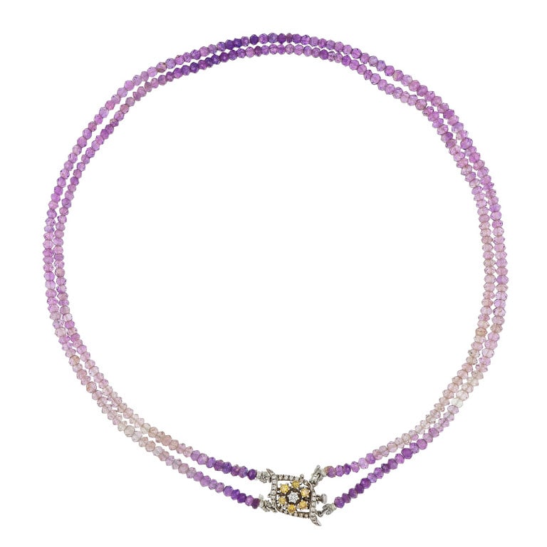 Girocollo a doppio filo di quarzi ametista taglio: Girocollo a doppio filo di quarzi ametista taglio a briolette forato con chiusura in oro bianco e diamanti bianchi e fancy. Lunghezza 43 cm. Peso 23,42 g.