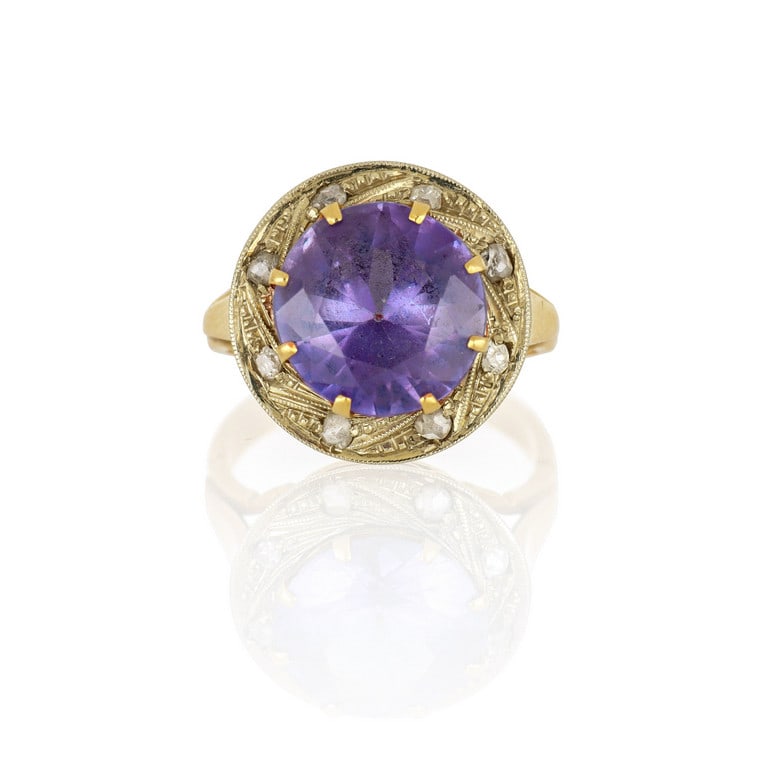 Anello in oro giallo e argento, un'ametista: Anello in oro giallo e argento, un'ametista taglio rotondo è contornata da piccoli diamanti taglio rosa incassati ad illusione. Misura n. 11. Peso 8,90 g.