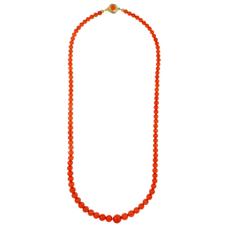 Collana di corallo rosso, lungo girocollo a sfere: Collana di corallo rosso, lungo girocollo a sfere da 5 a 10,5 mm di diametro, chiuso da una fermezza di metallo dorato. Lunghezza 62 cm. Peso 36,92 g.