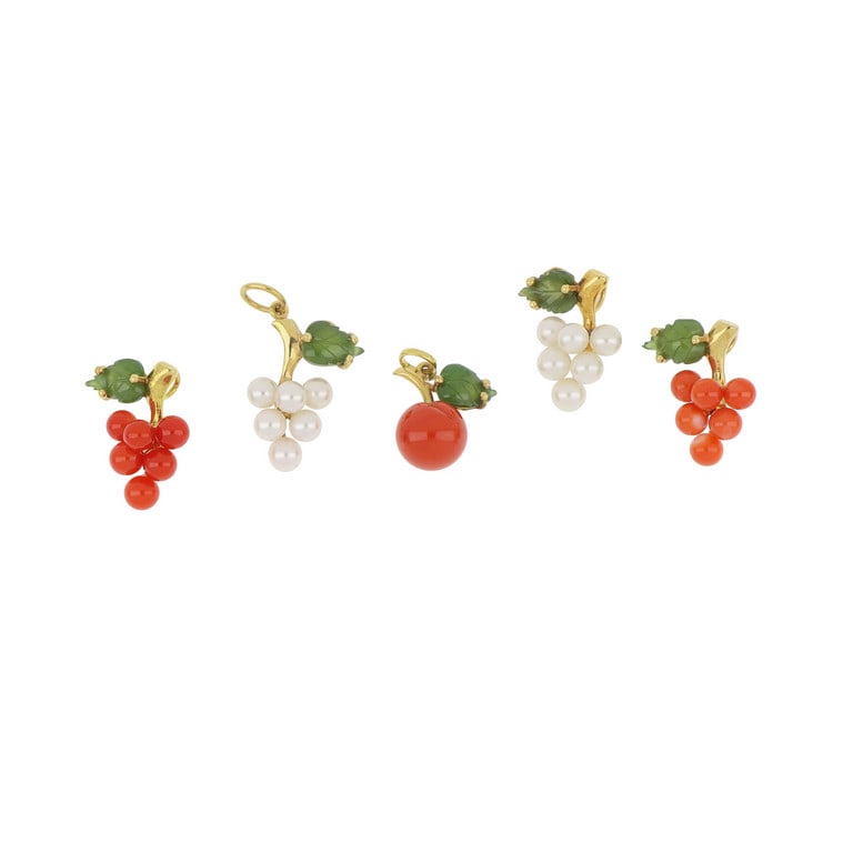 Set di 5 simpatici ciondoli in oro giallo, a: Set di 5 simpatici ciondoli in oro giallo, a raffigurare bacche e frutti sono realizzati con perle, coralli e pietre incise. Dimensioni 2 x 1,5 cm cad. Peso 10,03 g.