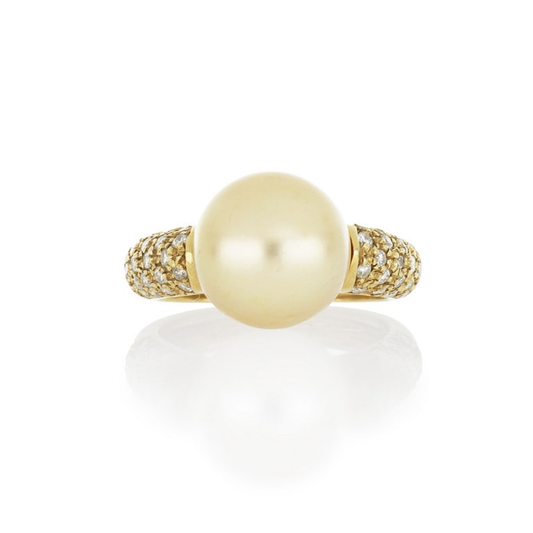 Anello in oro giallo con perla golden coltivata: Anello in oro giallo con perla golden coltivata dei mari del sud di 12,40 mm di diametro con pavè di diamante sui fianchi. Misura 12. Peso 9.15 g.