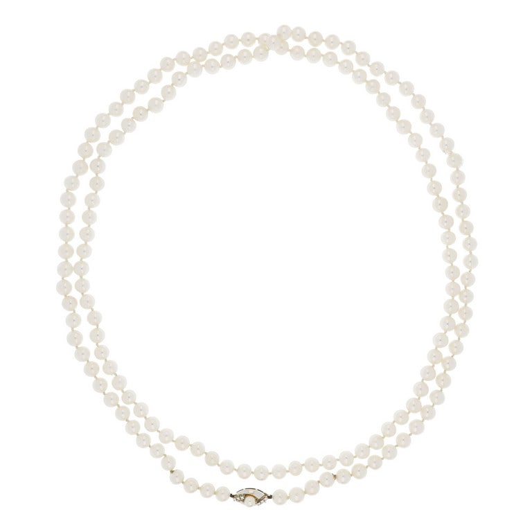 Lunga collana di perle giapponesi coltivate, 7 mm: Lunga collana di perle giapponesi coltivate, 7 mm di diametro, la fermezza a mandorla in oro bianco lucido. Lunghezza 120 cm. Peso 80,66 g.